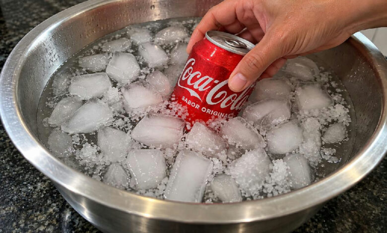 Truque do gelo com sal: entenda a ciência por trás do resfriamento rápido de bebidas
