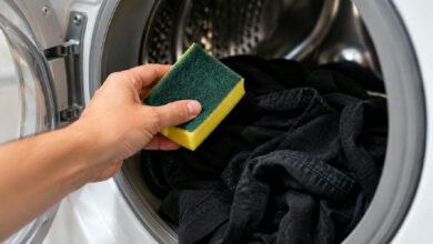 Truque doméstico com esponja promete eliminar fiapos de roupas escuras na lavagem