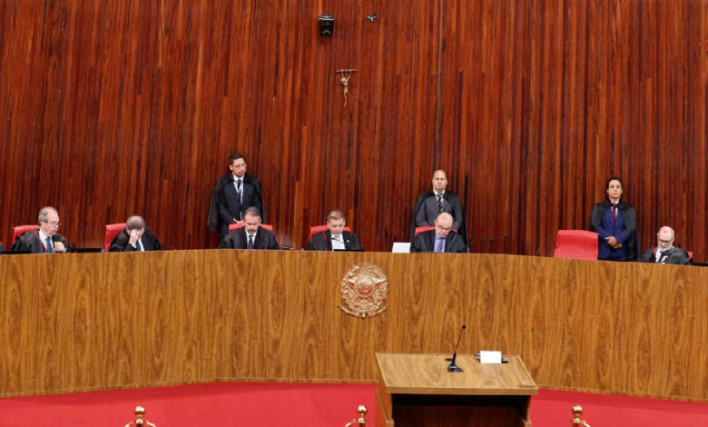 TSE analisa ações sobre propaganda eleitoral de Lula e Flávio Bolsonaro