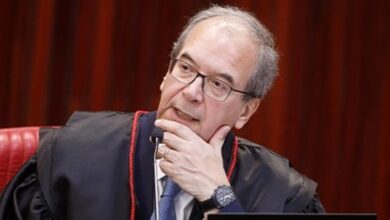 TSE rejeita pedido de Flávio Bolsonaro contra mensagens do governo