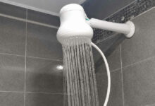 Vazão de água desigual em casa: entenda por que seu chuveiro é forte e a torneira da cozinha não