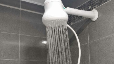 Vazão de água desigual em casa: entenda por que seu chuveiro é forte e a torneira da cozinha não