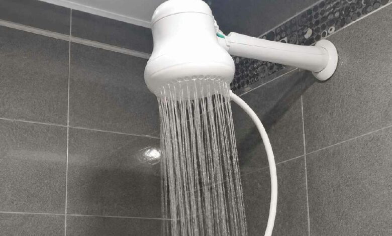 Vazão de água desigual em casa: entenda por que seu chuveiro é forte e a torneira da cozinha não