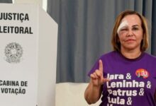 Vereadora agredida em Minas vota após receber alta hospitalar