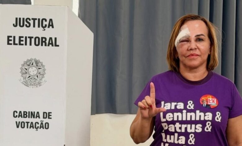 Vereadora agredida em Minas vota após receber alta hospitalar