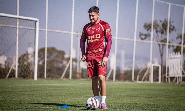 Vila Nova perde João Vieira por suspensão para duelo contra o Novorizontino