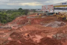 Voçoroca avança sobre a Br-040 em Valparaíso de Goiás e interdita marginal