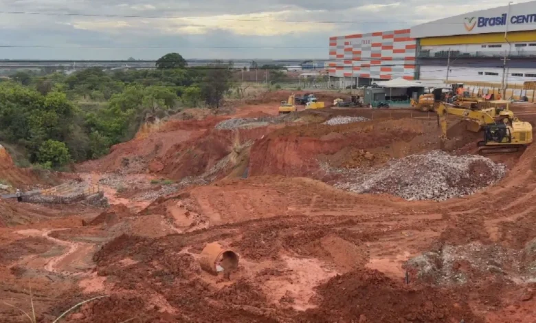Voçoroca avança sobre a Br-040 em Valparaíso de Goiás e interdita marginal